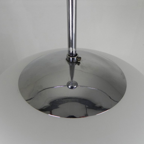 Image 1 of Vintage schoollamp met witte matglazen kap en verchroomd armatuur, jaren 50