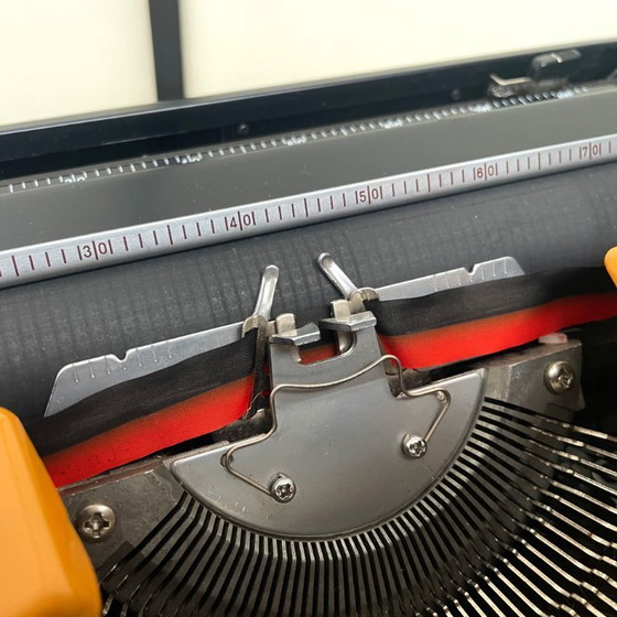 Image 1 of Macchina da scrivere Brother Deluxe 250TR gialla degli anni '70 con custodia, prodotta in Giappone.