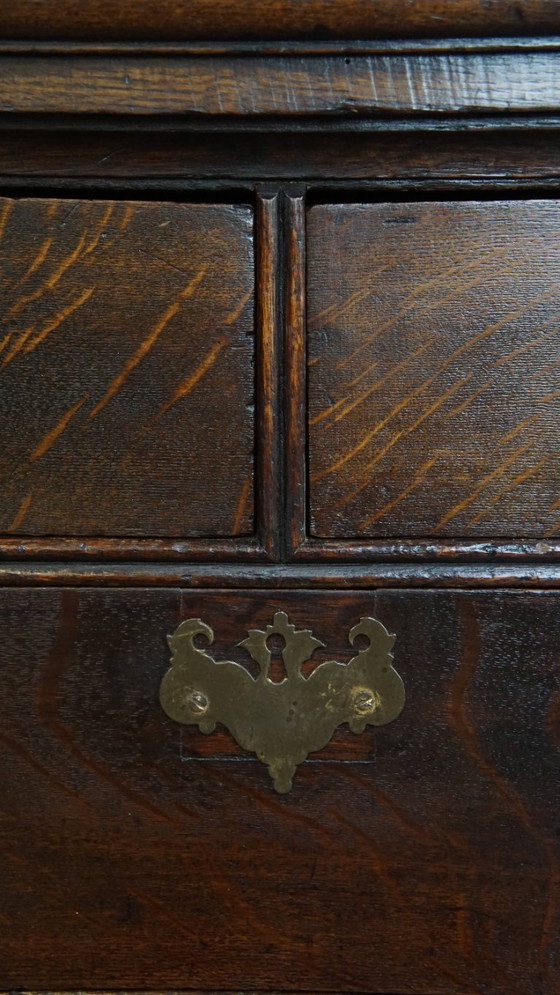 Image 1 of Cómoda inglesa antigua del siglo XVIII fabricada en roble con 5 cajones.