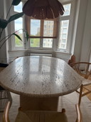 Tavolo da pranzo in travertino con sedie incluse.