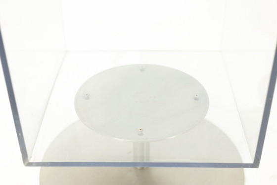 Image 1 of Zwei Säulenregale aus Plexiglas und gebürstetem Metall. 1970er-80er Jahre.