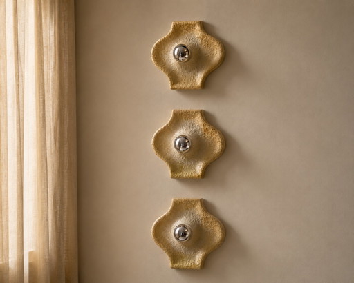 Excepcional aplique de pared escultural vintage de los años 70 con un diseño orgánico en relieve muy distintivo. – wandlampen