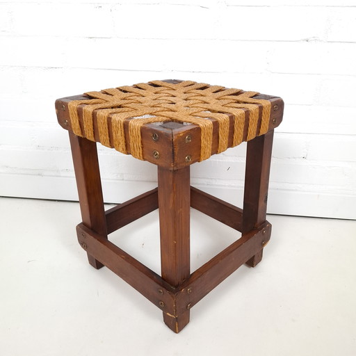 Taburete brutalista vintage con asiento de cuerda y madera, años 50/60.