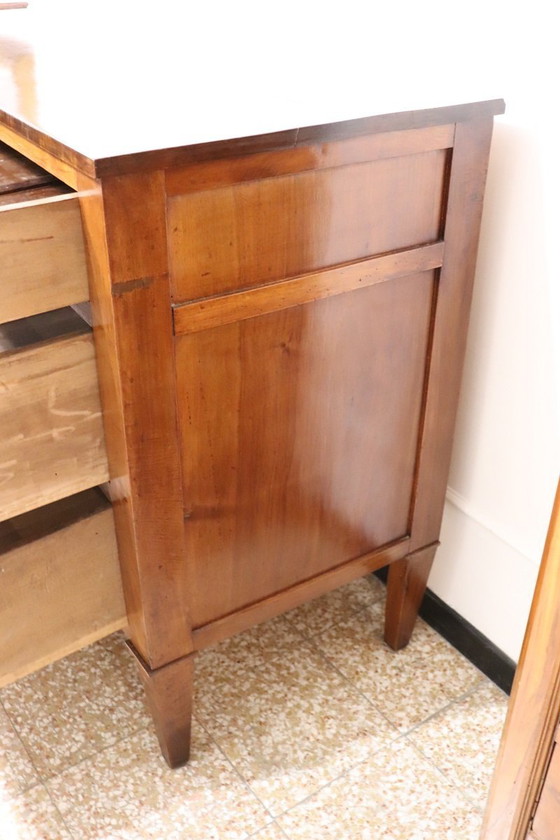 Image 1 of Cómoda antigua de nogal macizo, Italia, siglo XVIII