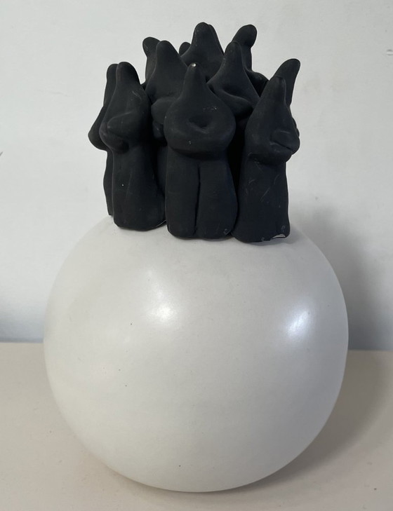 Bildhauerei mit schwarzen Figuren auf weißer Kugel, Keramik, Modern (Foto 3 von 7)