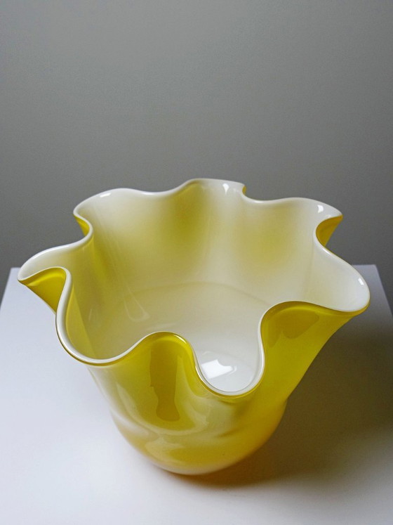 Image 1 of Vase Fazzoletto en verre soufflé italien, opaline doublée jaune, Murano 1960-70