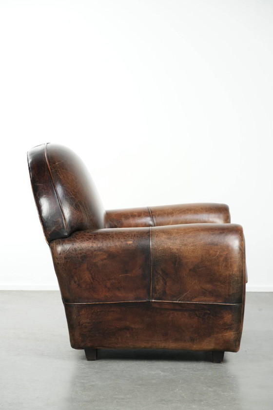 Image 1 of Elegante poltrona dal design Art Déco, rivestita in comoda pelle di pecora.