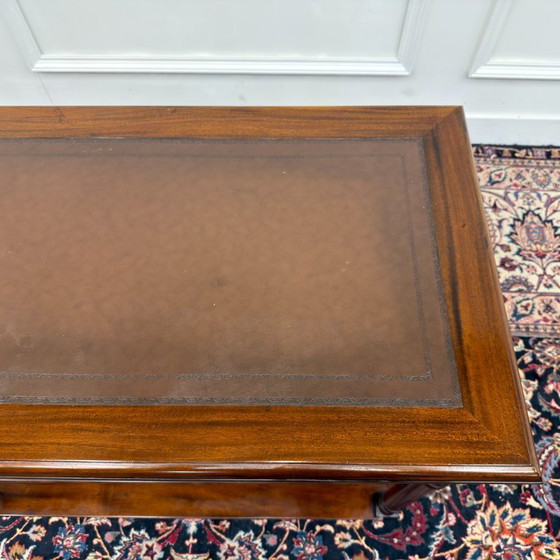 Table d'appoint anglaise classique avec plateau en cuir marron – Tables d'appoint, Bois (photo 8 of 9)
