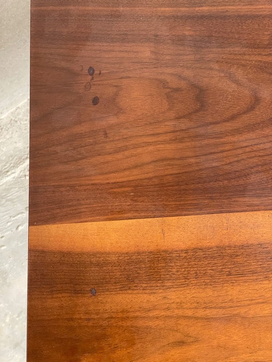 Image 1 of Mesa auxiliar de nogal de mediados de siglo con base de tulipán