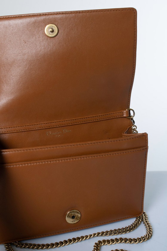 Image 1 of Bolso de hombro mini con cadena y tachuelas de Dior.