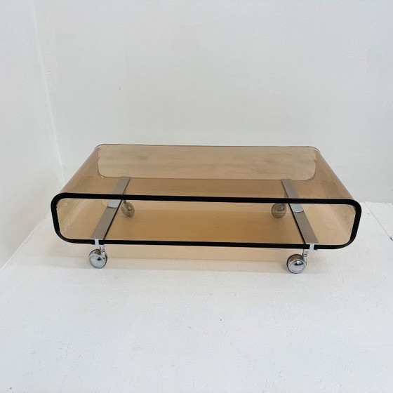 Image 1 of Mesa de centro de plexiglás de mediados de siglo, diseñada por Michel Dumas para Roche Bobois en 1972.
