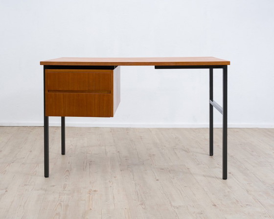 Image 1 of Bureau in mid-century modern stijl uit de jaren 60, met een strak, modern design. Teakhout.