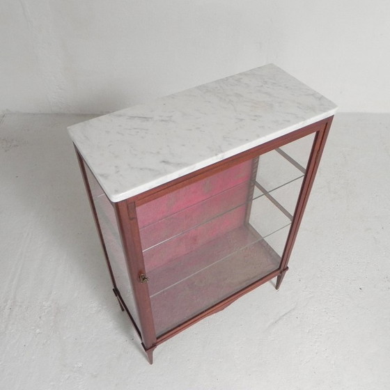 Image 1 of Vitrina de caoba con tapa de mármol, década de 1920.