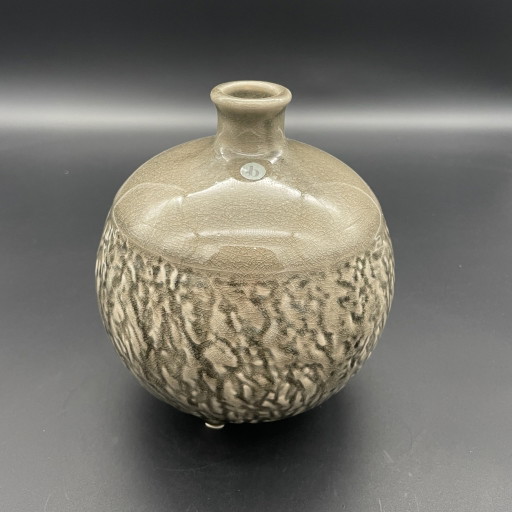 Jarrón de cerámica vintage con esmalte craquelado – Gris humo – Decoración en relieve – Tres patas