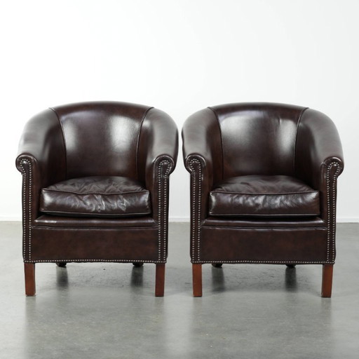 2 Club-Sessel aus dunkelbraunem Rindsleder in gutem Zustand mit zeitlosem und stilvollem Design im englischen Stil.