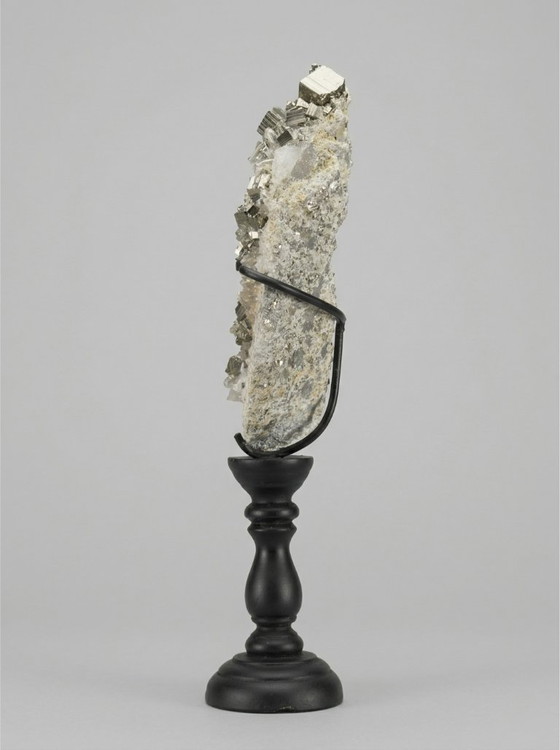 Image 1 of Dúo de pirita y cuarzo cristalino: escultura mineral sobre pedestales.