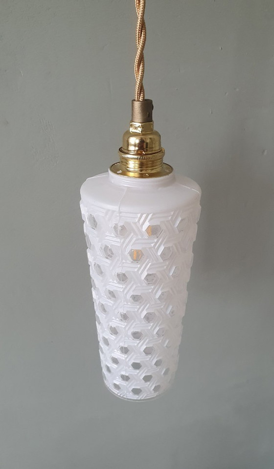 Image 1 of Suspension vintage milieu du siècle, forme conique, verre pressé dépoli à motifs
