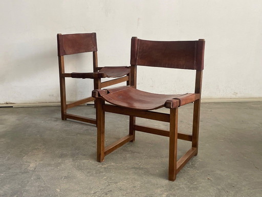 Een paar vintage leren stoelen