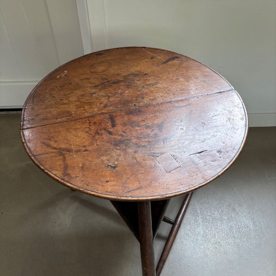 Image 1 of Antique wooden tripod table, shaped as a so-called ‘Cricked table’. Late 18th century