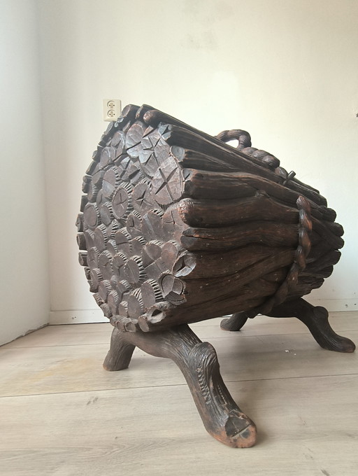 Coffre ancien de la Forêt Noire arts&crafts sculpté à la main
