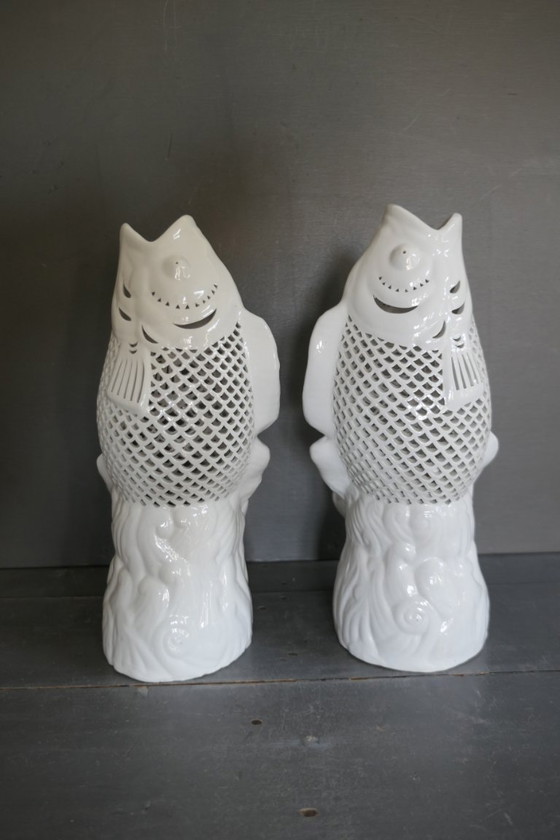 Image 1 of Service à poissons vintage en porcelaine blanche, représentant des carpes koï.