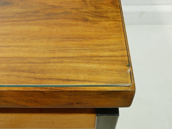 Image 1 of Vintage Couchtisch Nussbaum mit Glasplatte – Mid Century Sofatisch mit Stahlrohrbeinen, 1960er Jahre Coffee Table