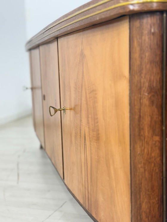 Image 1 of Buffet vintage de luxe – Buffet style milieu du siècle avec détails dorés et bois précieux