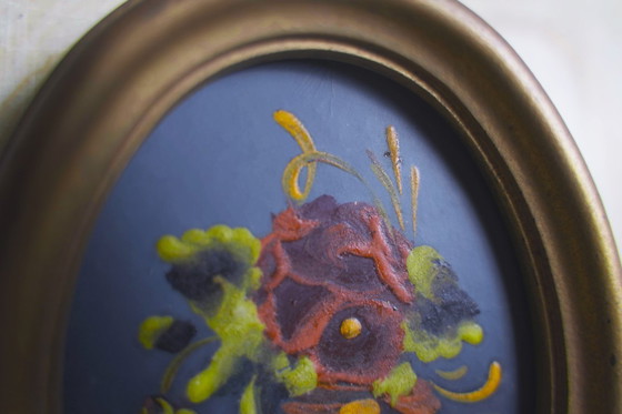 Image 1 of Vintage miniatuur handgeschilderd Nederlands / Vlaams stilleven bloemenschilderij in gouden houten ovale lijst