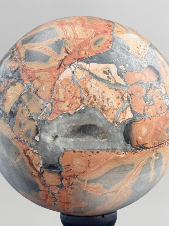 Image 1 of Atemberaubende rote Maligano-Jaspiskugeln auf Sockeln – Dekoratives Mineralien-Duo