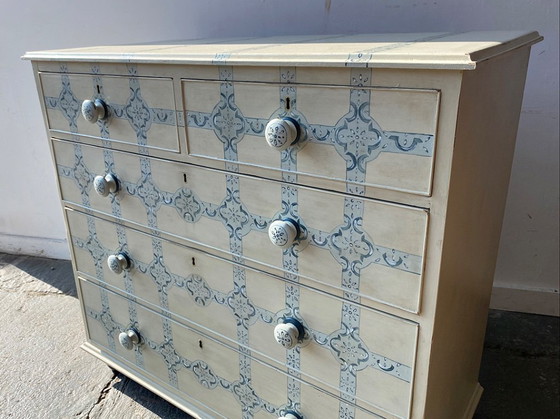 Image 1 of 19e-eeuwse handgeschilderde twee boven drie ladenkast