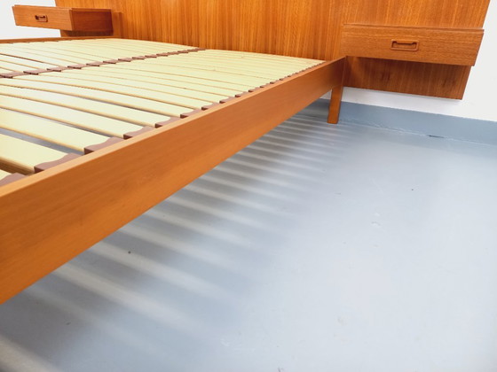 Image 1 of Letto matrimoniale vintage scandinavo in teak degli anni '60 con comodini integrati e base a doghe.