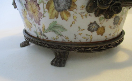 Image 1 of Toussi Court, Bomboniera, Ceramica con Manici in Bronzo, Decorata con Fiori