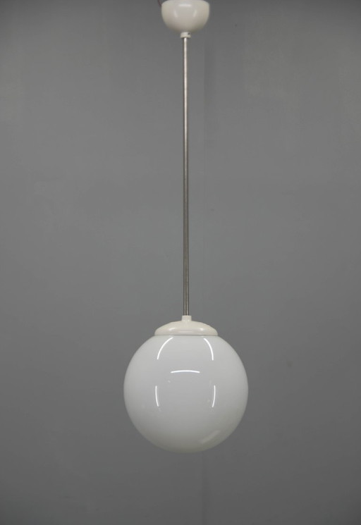 Hanglamp met opaalglazen bol uit de jaren 1940 | Vintage plafondlamp | Opnieuw bedraad