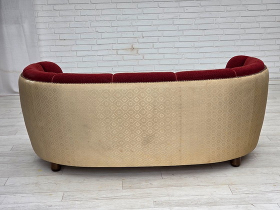 Image 1 of Canapé 2 places courbé danois des années 1960, tissu d'ameublement en laine rouge/beige.