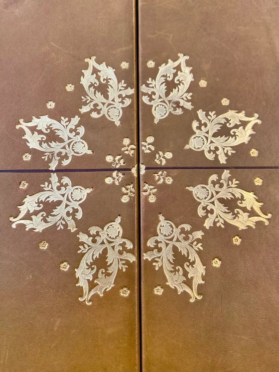 Image 1 of Round mahogany table with English-style leather top