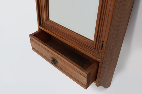 Image 1 of Franse Art Deco scheerkast in houtsnijwerk met afgeschuinde spiegel