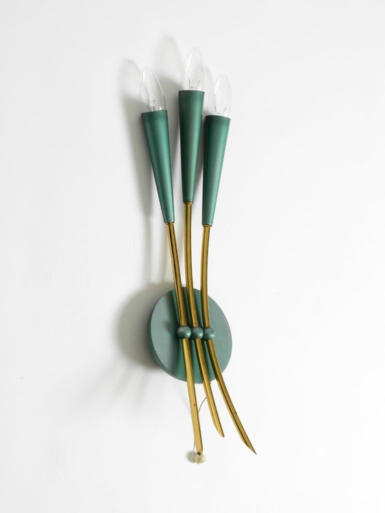 Image 1 of Bellissima lampada da parete conica a 3 luci in stile Mid-Century Modern in ottone