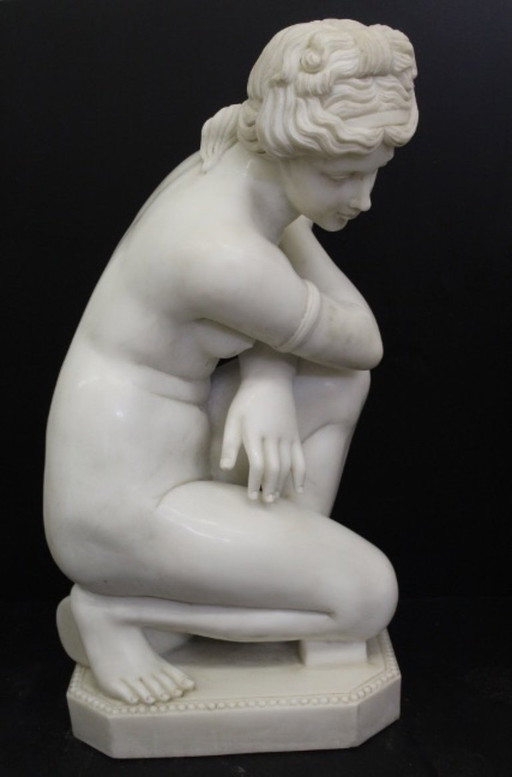 Vénus accroupie, marbre grandeur nature