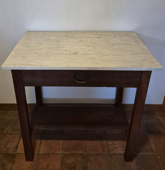 Image 1 of Elegante mesa auxiliar antigua con tapa de mármol.