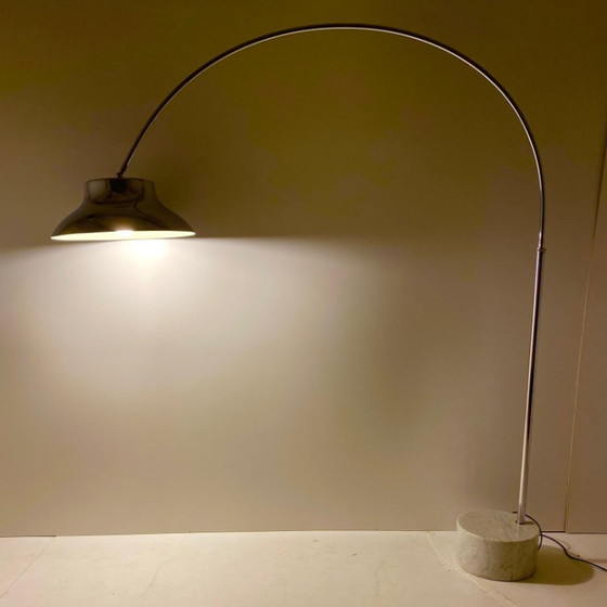 1x Sculptural Italian Space Age XL Chrome Arc Floor Lamp with Carrara Marble Base in the style of Castiglioni (photo 6 of 14)