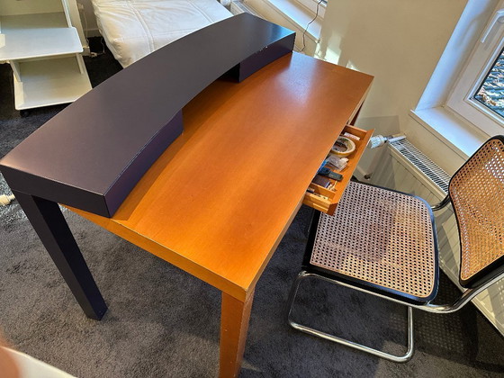 Image 1 of Escritorio de diseño elegante con superficie curva.