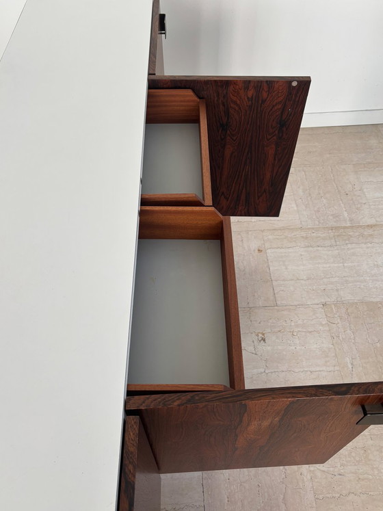 Credenza in formica bianca e legno scuro, Italia, anni '60 – Credenze con vetrina, Metallo (photo 13 of 19)