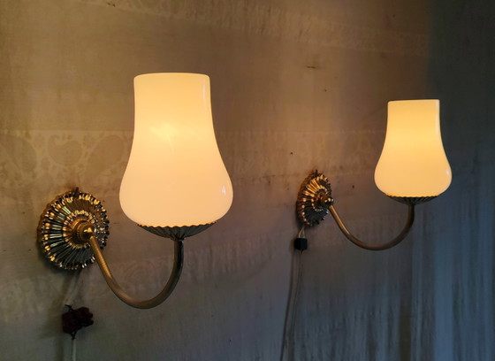 Wandleuchten aus vergoldetem Messing und Opalglas-Tulpe - Mitte 20. Jh. – Brass (photo 3 of 10)
