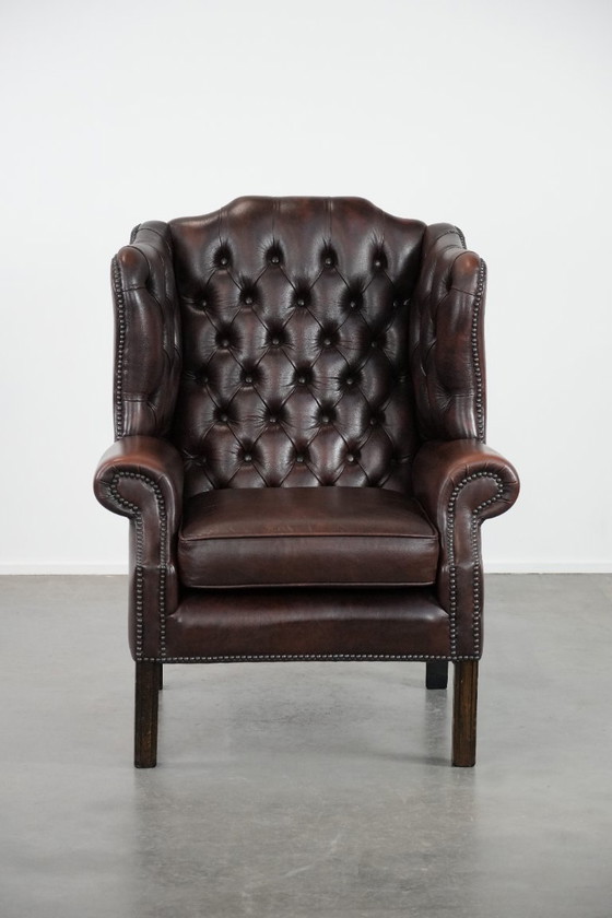 Image 1 of Tijdloze bruine rundleren chesterfield oorfauteuil in Engelse stijl