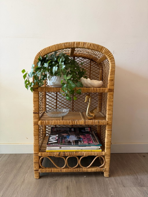 Gebogen rotan kast