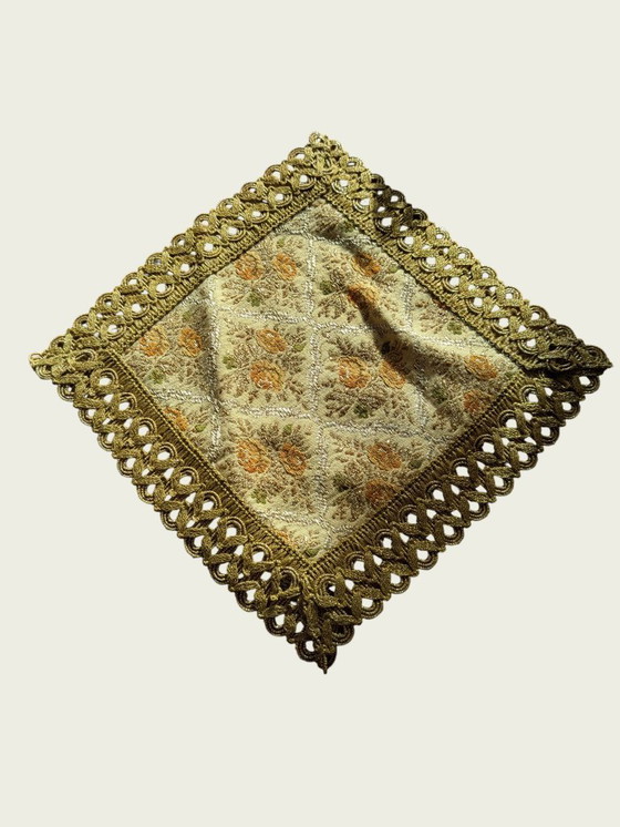 Image 1 of Vintage placemat met bloemenpatroon en gouden rand – jaren 70/80, 20x20 cm