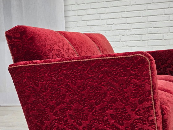 Image 1 of Deense driezitsbank uit de jaren 50, bekleed met velours en eikenhout.