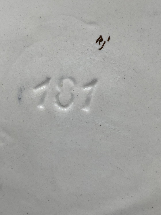 Grande piatto decorativo, in ceramica Monaco, con decorazione floreale policroma su sfondo nero. – Stoviglie (photo 4 of 6)