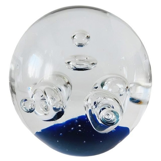 Image 1 of Presse-papier sphérique vintage en verre bleu, avec bulles d'air.