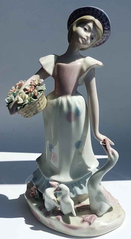 Image 1 of Figurine en porcelaine fine, Mediflor, Valence.
